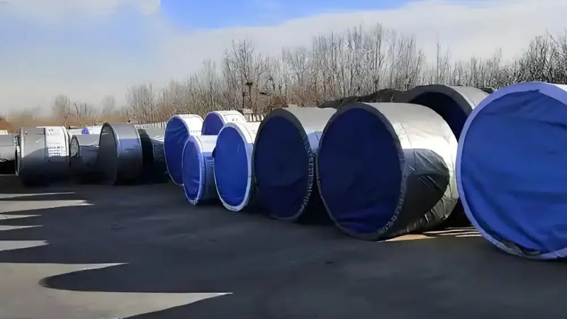 某鐵礦輸送帶升級效益對比圖：吞吐量提升30%（原150萬噸→現(xiàn)195萬噸），灑料率下降2.2%（原3%→0.8%），輸送帶壽命延長70%（基于覆蓋膠磨損公式計算），數(shù)據(jù)標(biāo)注清晰